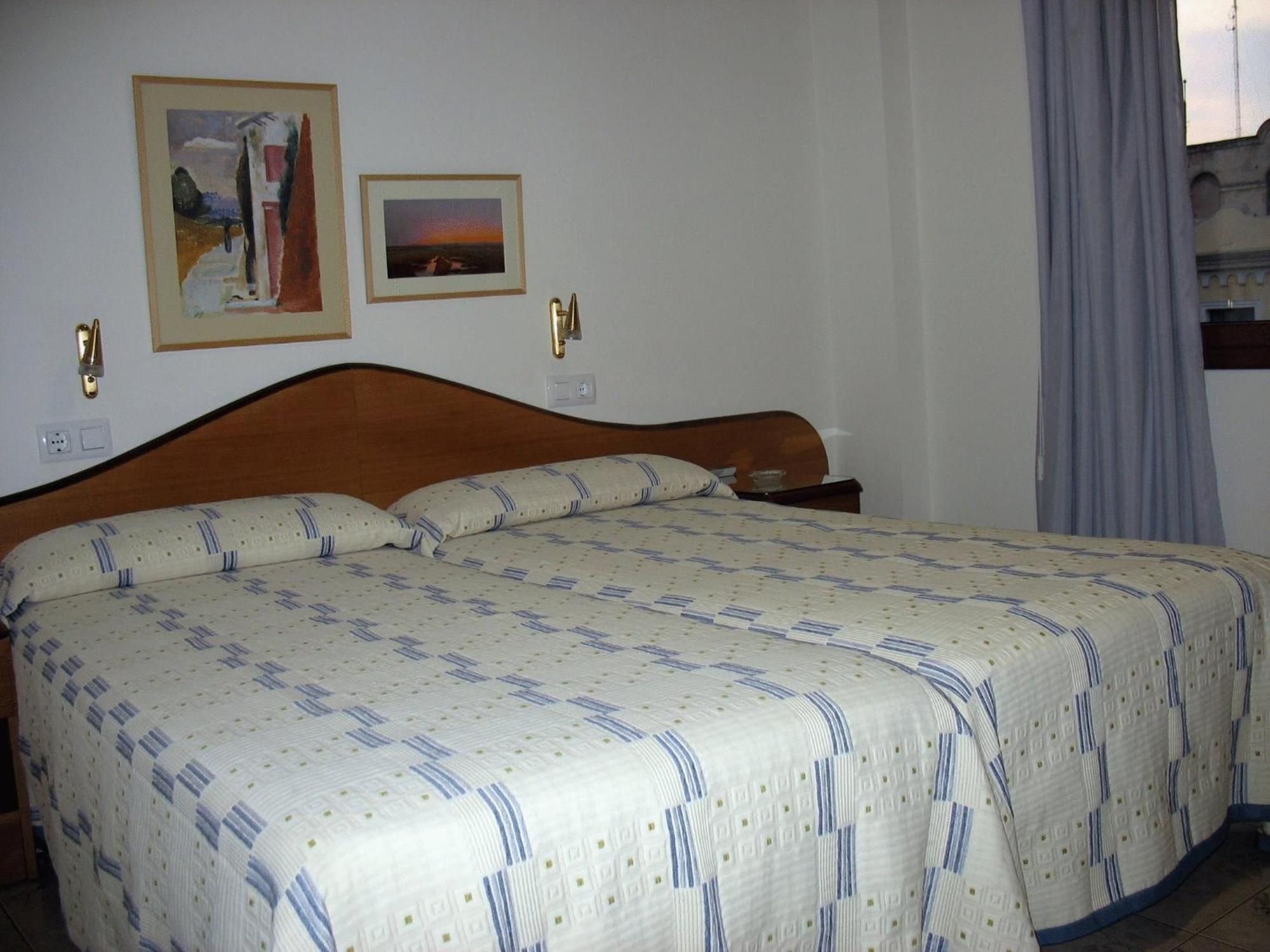 Hostal La Barretina Figueres  Eksteriør billede
